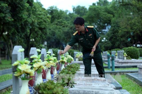 Điện Biên: Đông đảo du khách thắp hương tri ân tại các nghĩa trang liệt sỹ ảnh 1